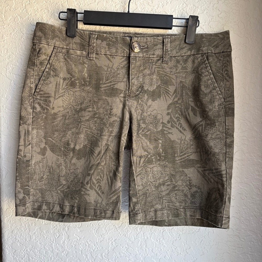 American Eagle Women 4 Bermuda Shorts Y2K Green Floral Tropical Stretch Cotton